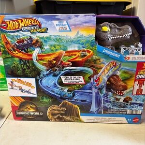 Nwt hot wheels racer verse Jurassic World Track Set - Multicolor